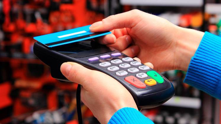 Банки запускают сервис по снятию денег с чужих карт