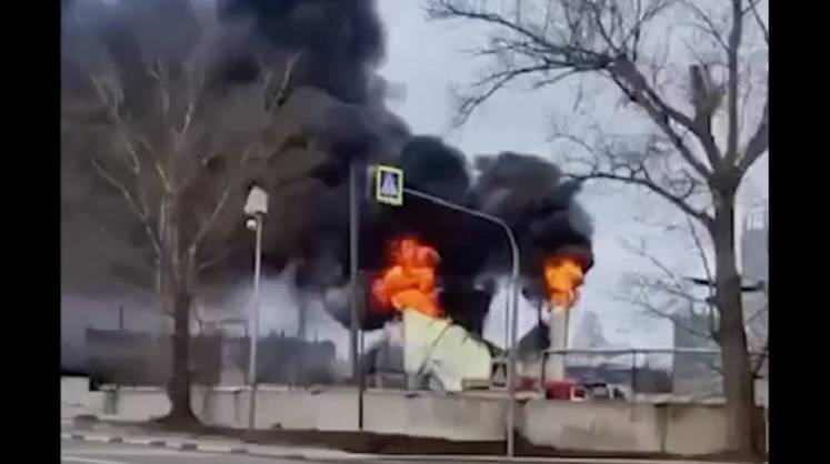 Пожар на Михайловском ГОКе тушат два пожарных поезда