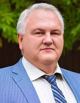 Сайт ИЯИ РАН Днем рождения идеи подводного телескопа можно считать 1 октября 1980 года, когда состоялось заседание Ученого совета Института ядерных исследований АН СССР, на котором было принято предложение академика М. А. Маркова о создании в Институте ядерных исследований лаборатории для разработки метода глубоководной регистрации элементарных частиц. Тогда же решили создавать на Байкале испытательный полигон для прототипов планируемых в мире глубоководных крупномасштабных нейтринных телескопов. Григорий Домогацкий, бессменный руководитель лаборатории нейтринной астрофизики высоких энергий ИЯИ РАН и всего Байкальского нейтринного проекта, вспоминает: «Афганская авантюра лишила советских физиков возможности сохранения их участия в международном проекте создания гигантского детектора нейтрино в Тихом океане вблизи Гавайских островов. Как реакция на возникшую ситуацию родилось предложение академика А. Е. Чудакова начать исследовательские работы на Байкале, - приступить к созданию действующих относительно небольших детекторов, а там и посмотреть, что получится».    Тихоокеанский проект в итоге свернули, а на Байкале, напротив, все получилось. 1980-е годы ушли на расчеты, а 90-е – на монтаж первого глубоководного нейтринного телескопа в мире - НТ-200. По своей конструкции, он уже был очень похож на нынешний телескоп – те же тросы, закрепленные на дне озера, на которых висят шары-фотоэлементы, глаза телескопа. Потом появились его усовершенствованная версия, а в 2015 году решили строить нынешний телескоп – большой международной коллаборацией во главе с двумя известными всем физикам-ядерщикам мира институтами – московским ИЯИ РАН, и дубнинским ОИЯИ.  На фото: Максим Либанов