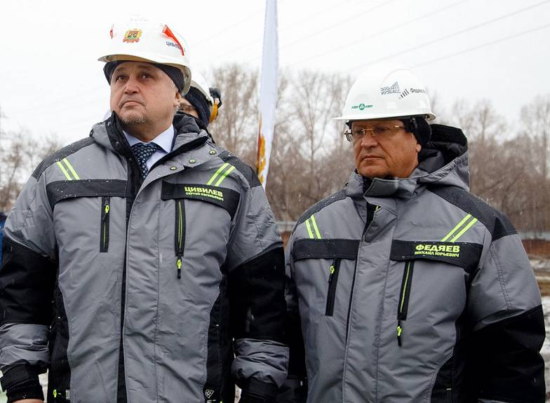 Архивное фото с администрации правительства Кузбасса Губернатор Кемеровской области Сергей Цивилев и основной владелец и председатель Совета директоров холдинга «СДС-Уголь» , которому принадлежит шахта «Листвяжная», Михаил Федяев (слева направо)
