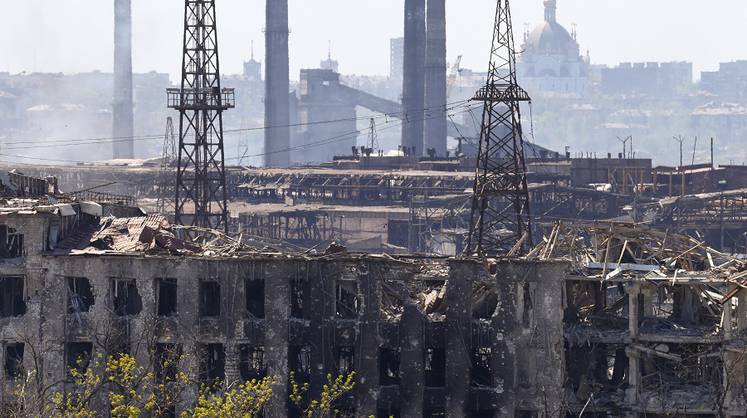 Автобусы со сдавшимися в плен боевиками с «Азовстали» покидают Мариуполь