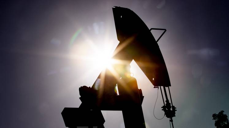 Цены на нефть умеренно растут на увеличении спроса
