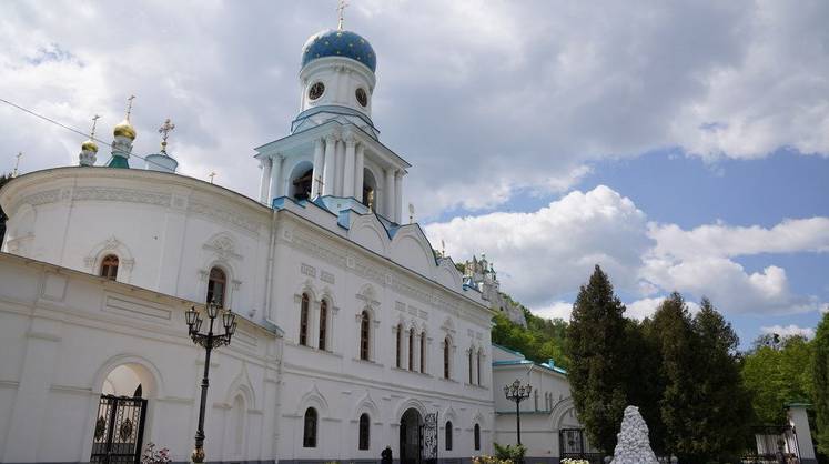 В ДНР загорелся скит Святогорской Лавры