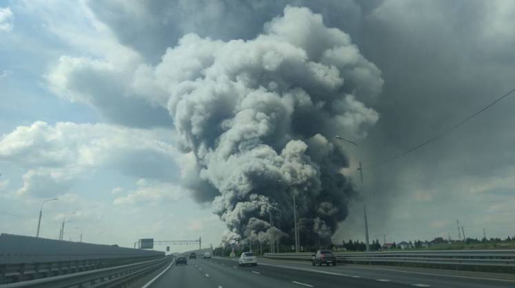 В Истринском районе Подмосковья загорелся склад Ozon на площади более 30 тыс. кв. м