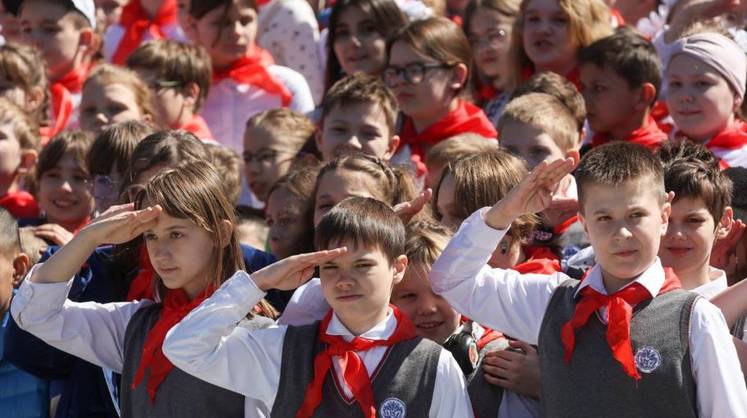 «Наступила ваша очередь»: несколько тысяч школьников приняли в пионеры на Красной площади