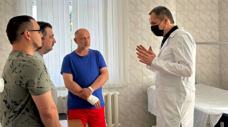 «Врачи справляются, препараты есть»: глава Белгородской области навестил раненых