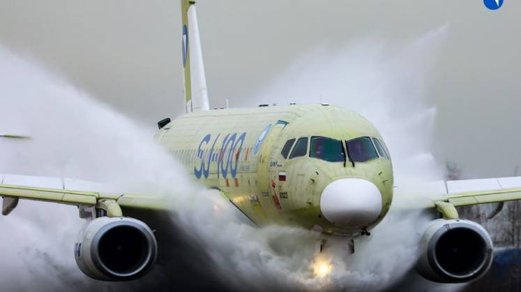 «Суперджет» поднял тучи брызг