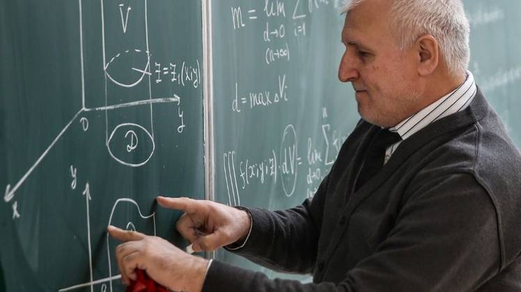 Правительственная премия для математиков сменила академическую