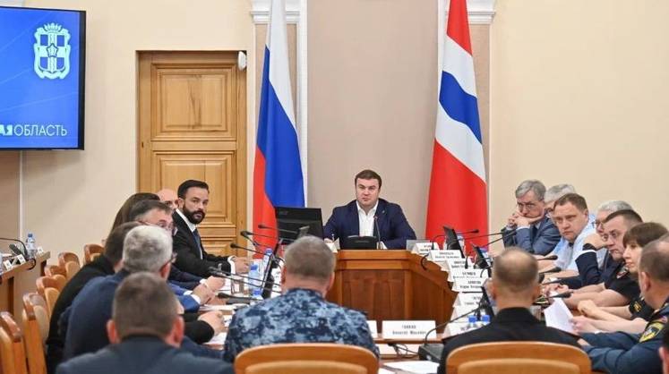 Бензин и дроны: в Омске обсудили две главные проблемы региона