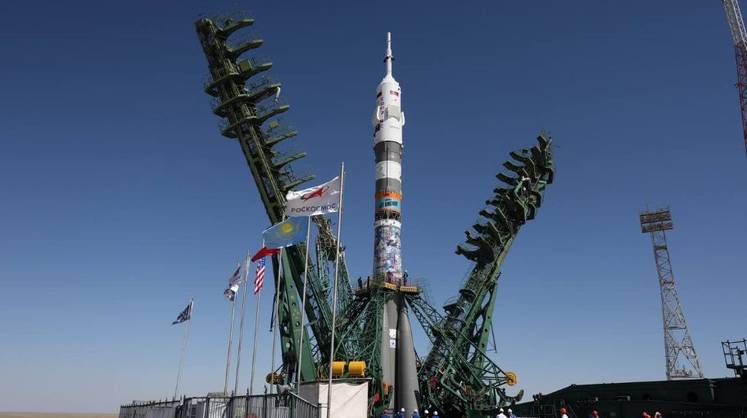 Ракету-носитель с пилотируемым кораблем «Союз МС-29» вывезли на старт