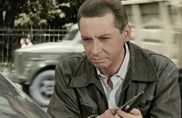 Кадр из фильма «Три тополя на Плющихе» Герой Олега Ефремова опирается на капот своей 21-й «Волги»-такси (на фоне газовского грузовика), а куртка-то, а?