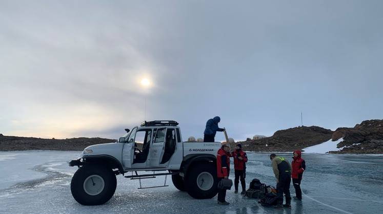 Ученые открыли в Антарктиде оазис с горами, озерами и пингвинами