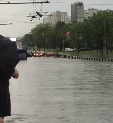 Ольга Рогожникова После ливня на Профсоюзной улице столицы