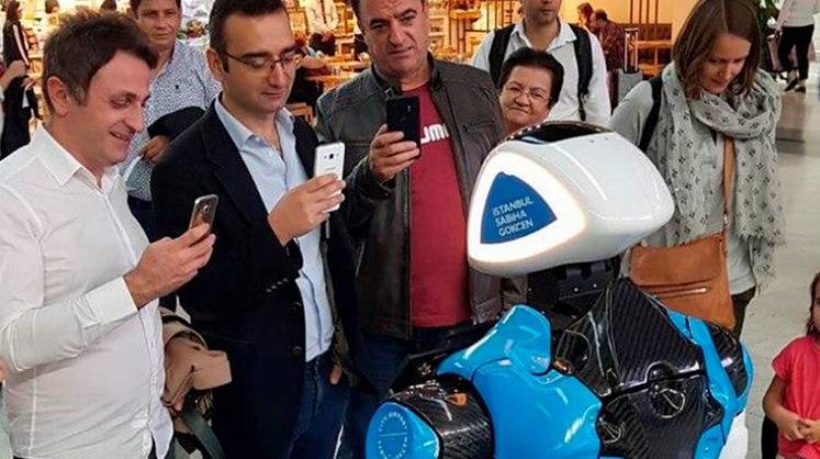 Российский робот начал работать в аэропорту Стамбула