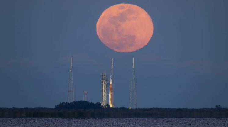 Илон Маск отдыхает. Американцы полетели к Луне