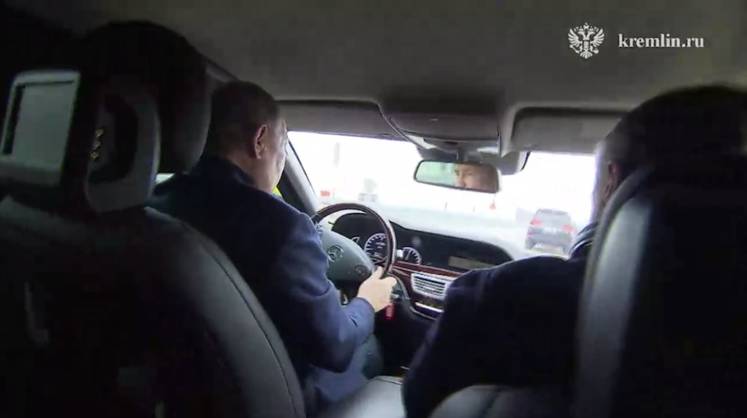 Владимир Путин проехал по Крымскому мосту на автомобиле