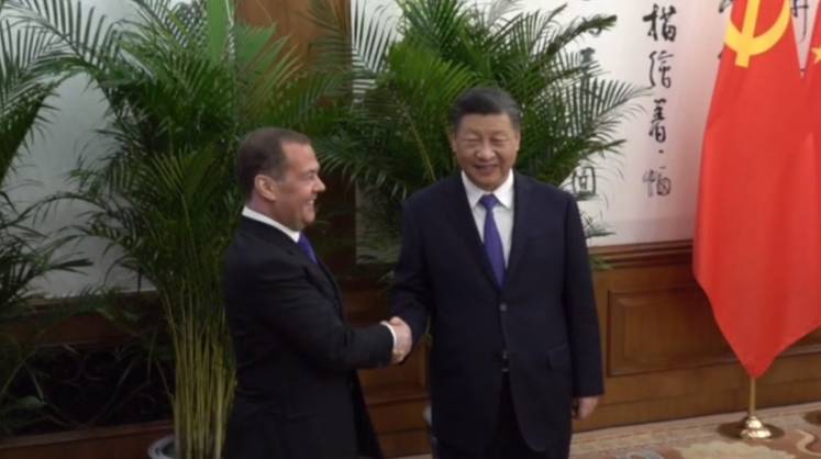 Медведев и Си Цзиньпин обсудили в Пекине вопросы взаимодействия РФ и Китая