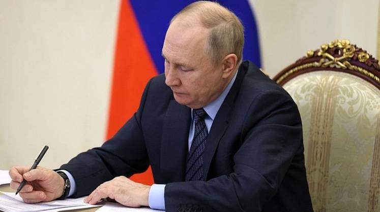 Путин разрешил совершать сделки с акциями «Алросы» и «Полюса»