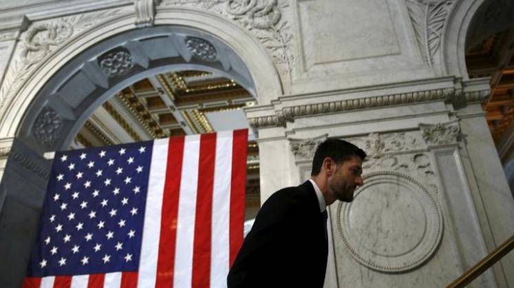 Посольство США в Москве сокращает до минимума консульские услуги