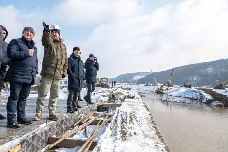 sev.gov.ru Губернатор Севастополя Михаил Развожаев (крайний слева) во время инспекционной поездки на строящийся  Бельбекский водозабор
