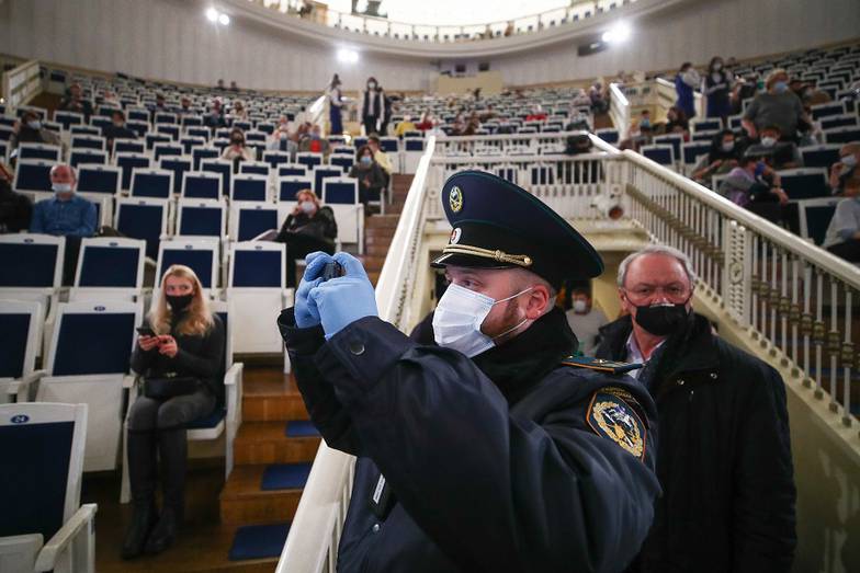 Сергей Бобылев/ТАСС Сотрудник объединения административно-технической инспекции во время проверки соблюдения масочного режима в Концертном зале им. П.И. Чайковского