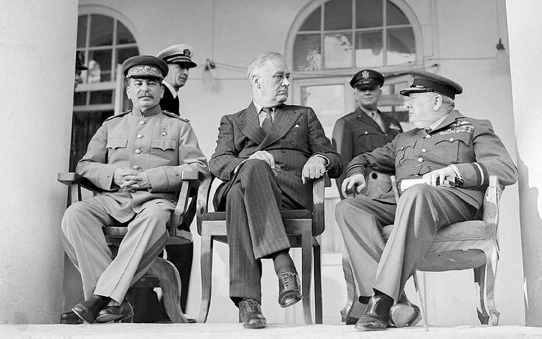  Иосиф Сталин, Франклин Рузвельт и Уинстон Черчилль (слева направо) во время конференции в Тегеране в ноябре 1943 года
