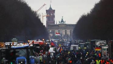 Reuters Протестующие фермеры выводят свои трактора на улицы столицы Германии в рамках масштабной демонстрации