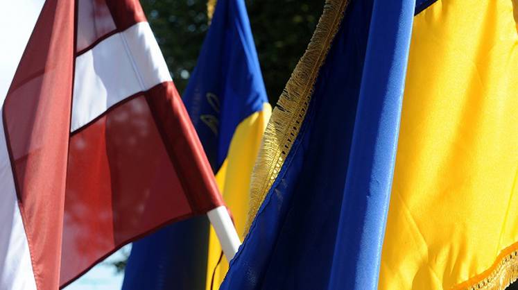 Латвия устала от украинских беженцев, заявил глава МВД республики