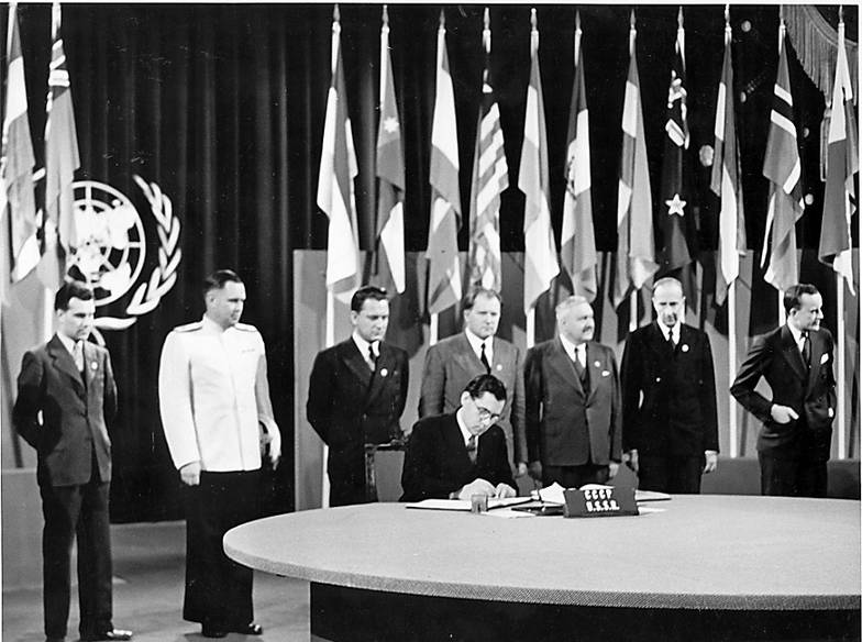  Андрей Андреевич Громыко подписывает Устав ООН. Сан-Франциско 26 июня 1945 года