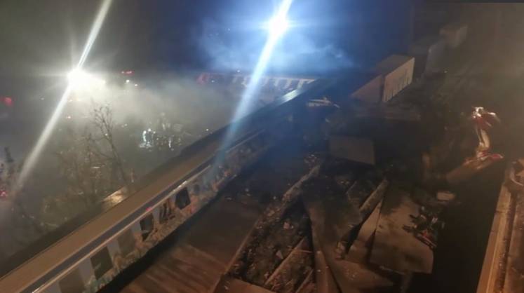Около 30 человек погибли при столкновении поездов на севере Греции