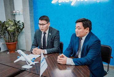  Глава Якутии Айсен Николаев и новый гендиректор авиакомпании «Якутия» Андрей Винокуров (слева направо)