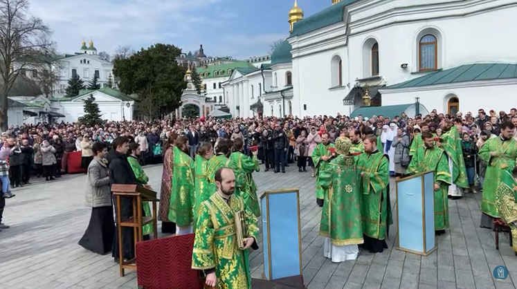 В Киево-Печерской лавре одновременно начали богослужение предстоятели ПЦУ и УПЦ