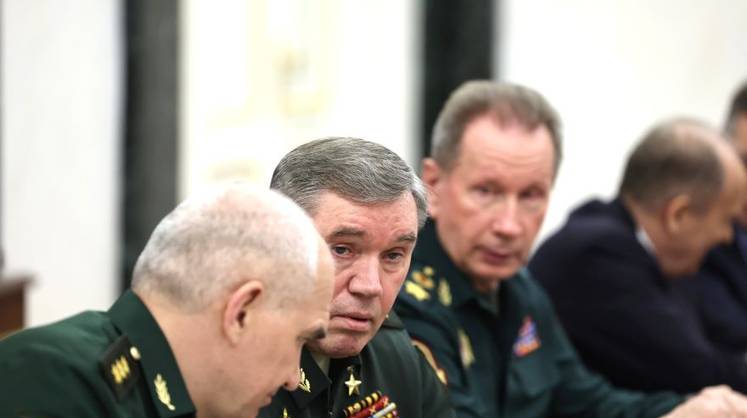 Перед переговорами с Украиной президент провел совещание с участием членов делегации и военных